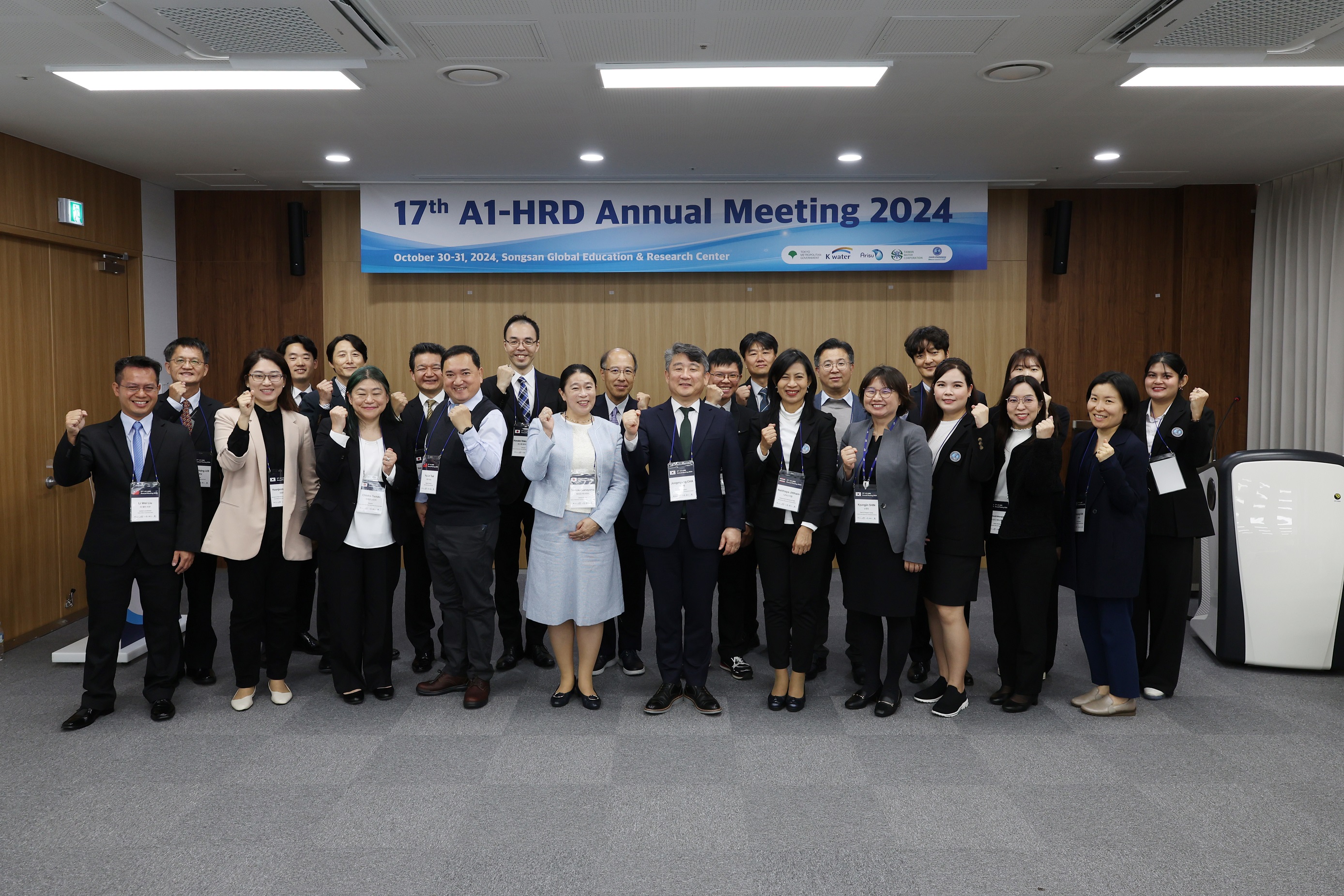 会議の模様を写した写真です。