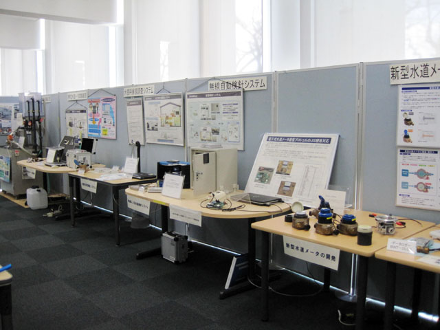 画像：＜水道メータに関する様々なシステムの展示